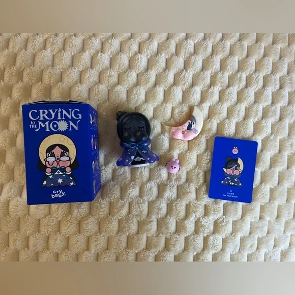 POPMART CRYBABY Crying to the Moon - Half Moon Figurine - Picture 5 of 5